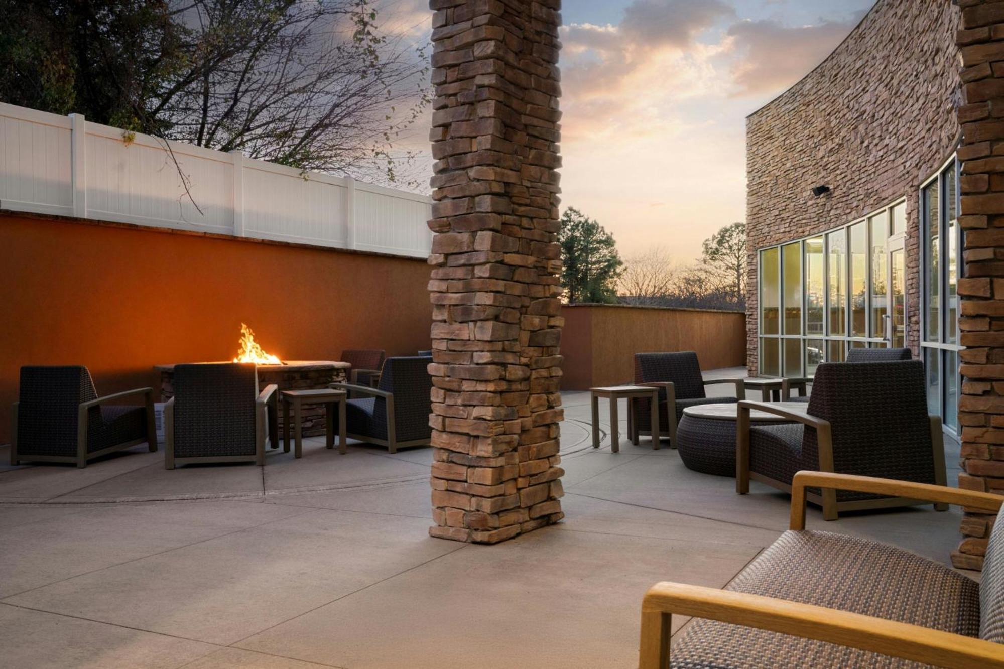 Courtyard By Marriott Fayetteville Fort Liberty - Спринг Лейк Екстериор снимка