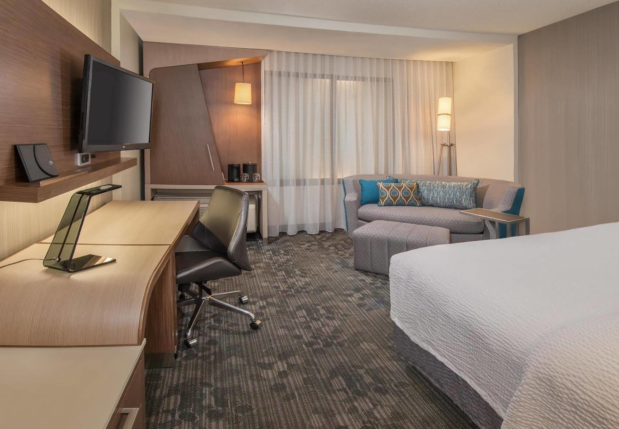 Courtyard By Marriott Fayetteville Fort Liberty - Спринг Лейк Екстериор снимка